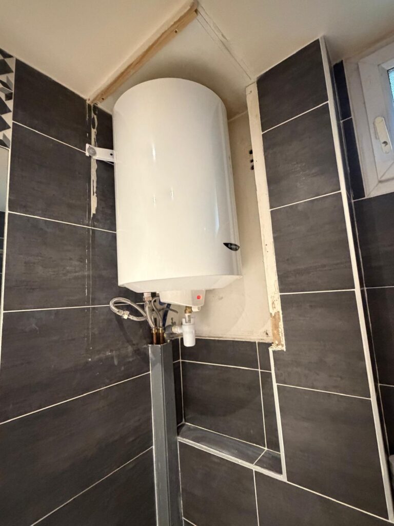 Plombier Notal Bâtiment — chauffe-eau installé proprement